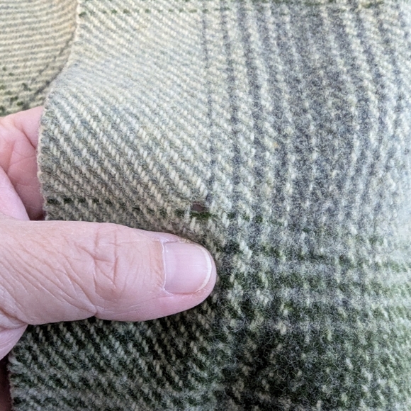 - All wool scarf. Made in Scotland for Eaton's of Canada. Fringed. Green T… - Picture 6 of 9